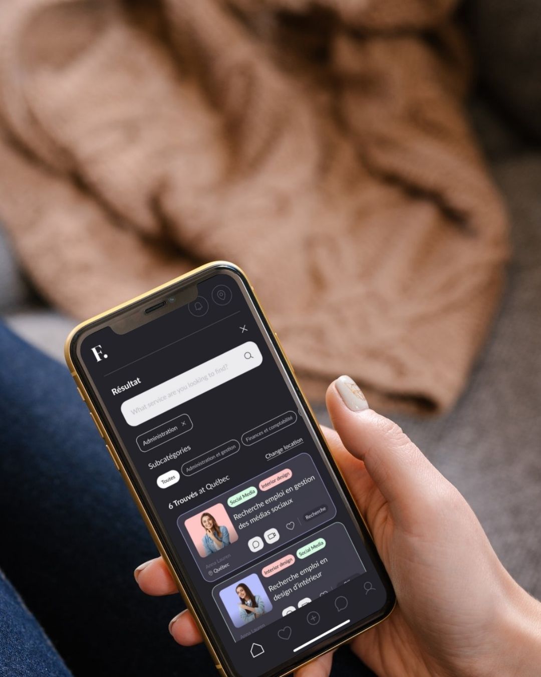Femme utilisant l'application Find.
